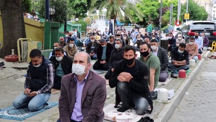 Samsun’da yoğun katılımlı, fiziksel mesafeli cuma namazı