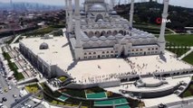 Büyük Çamlıca Camii’nde cemaatle ilk Cuma namazı kılındı