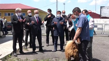 Cuma namazını Tenis Kortunda kıldılar