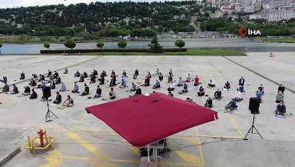 Beyoğlu polisinden cemaate hoparlörlü drone ile “sosyal mesafe” uyarısı