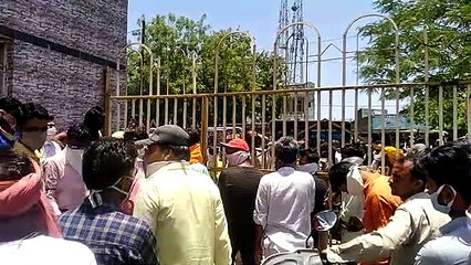 उपार्जन केंद्र पर बारदान उपलब्ध नहीं होने पर किसानों ने कृषि उपज मंडी के गेट किए बंद