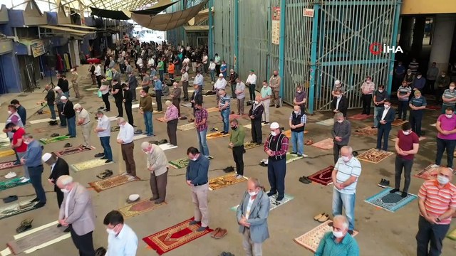 Aydın’daki 803 camide sosyal mesafeyle ilk Cuma namazı kılındı