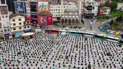 Rize Meydanı Bu Kez Cuma Namazını Kılmak İsteyenlerle Doldu Taştı