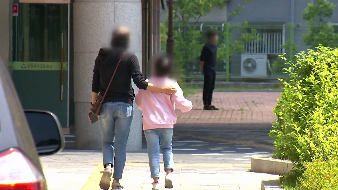 학생·학부모·교사 잇단 확진...전국 830개 학교 등교 중단 / YTN