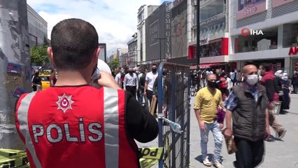 Esenyurt Meydanında sosyal mesafeli cuma namazı