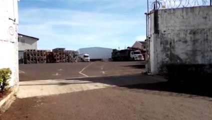 Homem sofre queda de plano elevado no Bairro Santa Felicidade