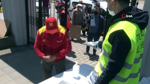 Tuzla’da Cuma namazı için camiye giden vatandaşlara seccade ve maske dağıtıldı
