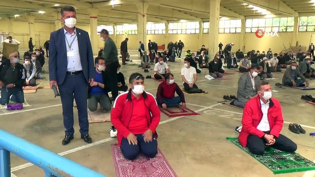 Bilecik'te yüzlerce kişi aynı anda 76 gün sonra cuma namazı kıldı