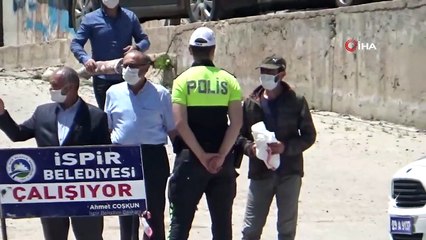 İspir’de halk pazarında Cuma namazı