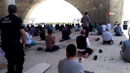 İnşaatı süren Tıbbiye camiinde ilk cuma namazı