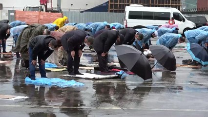 Cuma namazını sağanak altında kıldılar