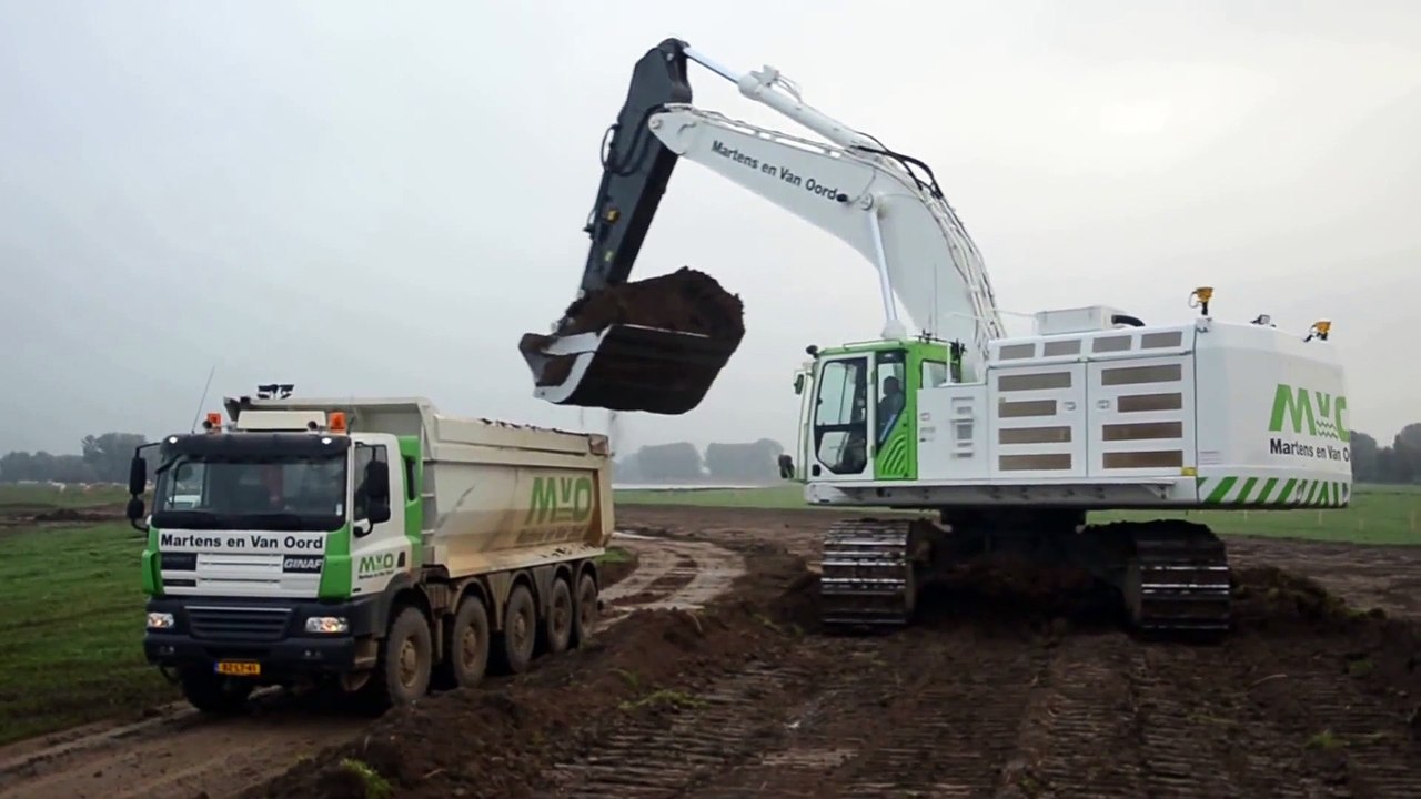 Big Cat 374F Excavator with Skilled Operator Loading Dumptruck FAST | Earth Works