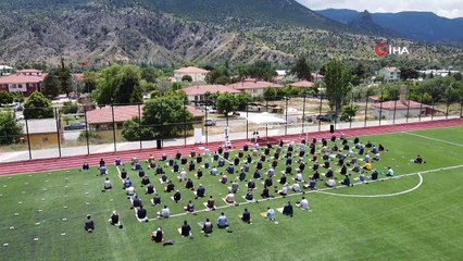 Sarıcakaya’da Cuma namazı halı sahalarda kılındı