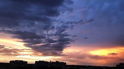 Images magnifiques de la foudre qui tombe au petit matin à Austin