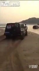 Ces conducteurs roulent sur la plage et vont être surpris par la marée