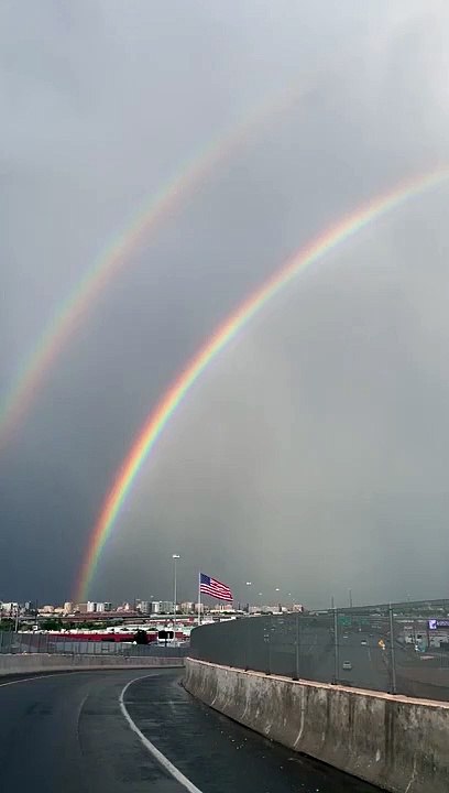 Un double arc-en-ciel magnifique apparait au-dessus de Denver