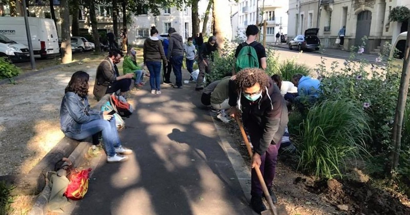 Tours : « les Jardinières masquées » plantent des tomates et des melons en pleine ville