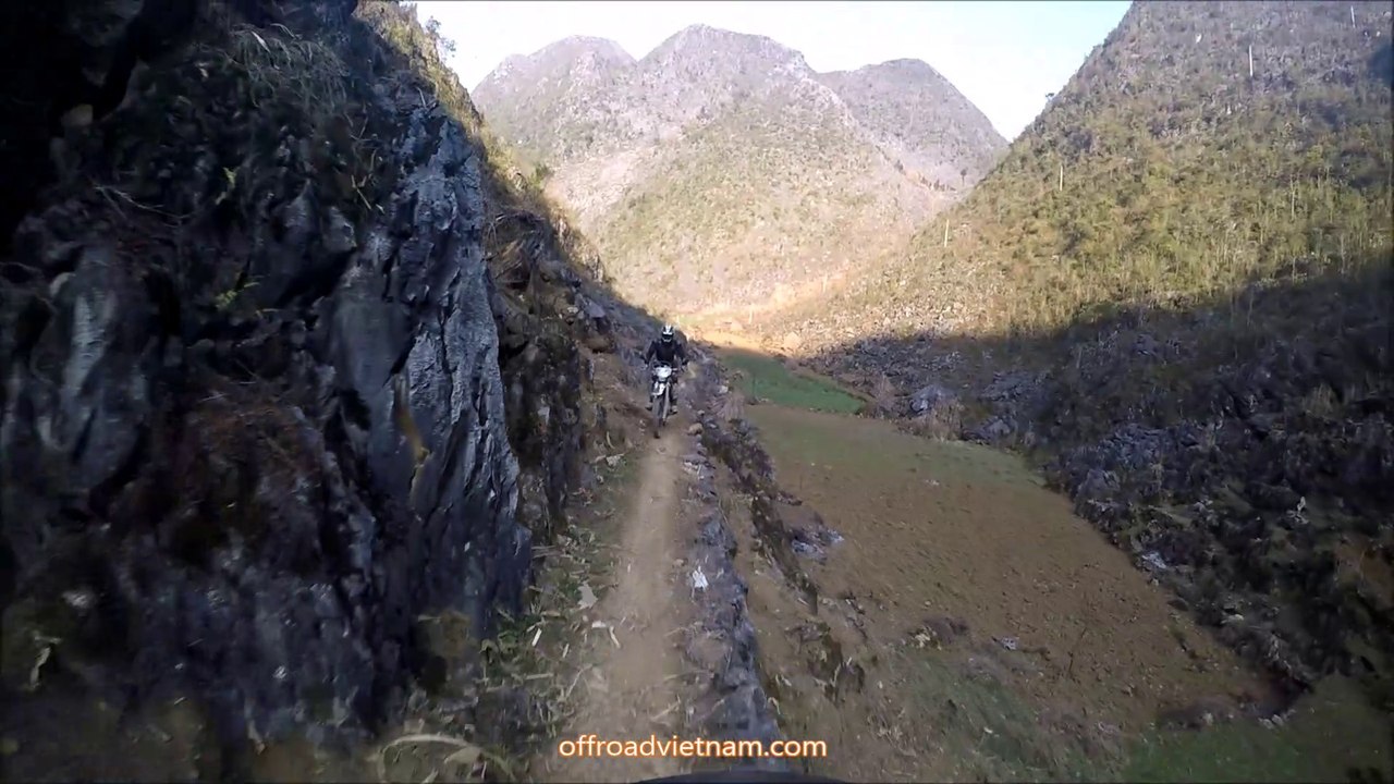 Circuits en moto au Vietnam hors route sur la piste de haute montagne du Dong Van GeoPark, province de Ha Giang.