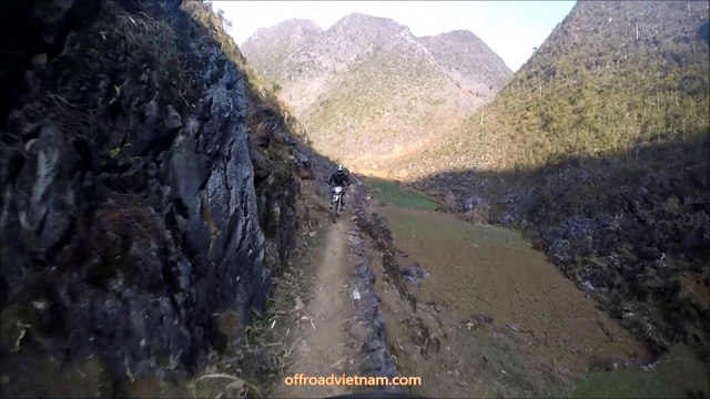 Circuits en moto au Vietnam hors route sur la piste de haute montagne du Dong Van GeoPark, province de Ha Giang.