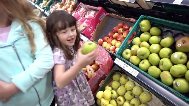 Sophia, Isabella e Alice Brincando de soletrar e Passeando no Shopping
