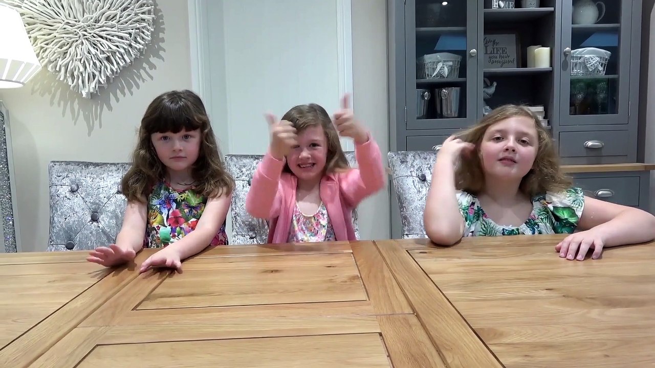 Sophia, Isabella e Alice  Brincando no Escorregador Gigante