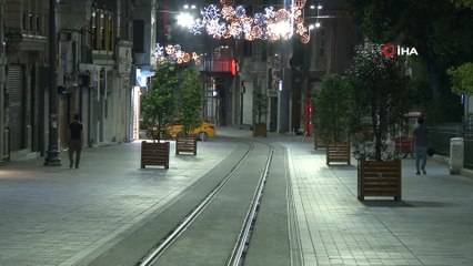 Sokağa çıkma kısıtlamasının başlamasıyla İstiklal Caddesi sessizliğe büründü