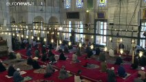 شاهد: المصلون في إسطنبول يؤدون صلاة الجمعة في مسجد الفاتح بعد نحو شهرين من الإغلاق
