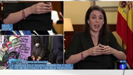 Irene Montero, ministra de España, luce la bandera republicana