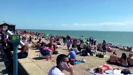 Ingleses "esquecem" os mais de 37 mil mortos por Covid-19 e enchem praia em plena pandemia