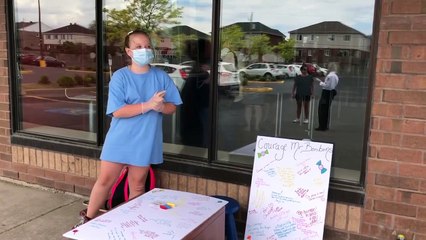 Chloé Servant-Prézeau récolte des signatures pour Monsieur Bonbon