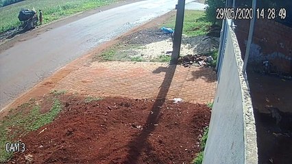 Câmera de residência flagra descarte de lixo na Avenida Piquiri