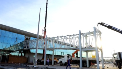 Veja primeira estrutura de embarque sendo instalada no Aeroporto de Cascavel