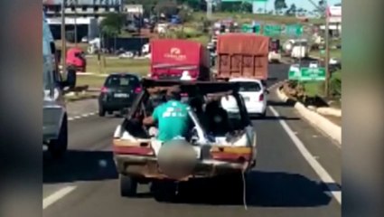 Carro com parte traseira cortada é flagrado transitando na BR-277; Internauta denuncia risco para passageiro