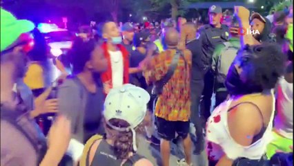 Protestocular polis aracının önünü kesti