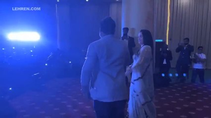 Nirahua-Amrapali Pahuche Malaysia SelfIe Lene Ke Liye Darshak Hue Bekabu