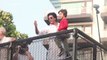 Shah Rukh Khan And Son Abram Khan Is Joined By David Letterman As He Greets Fans On Eid