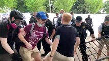 Décès de George Floyd - La Maison Blanche placée en état d'alerte alors que des manifestants affrontent des policiers et des membres du FBI devant les grilles