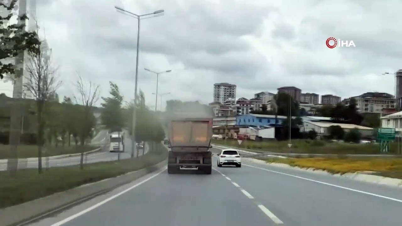 Moloz yüklü hafriyat kamyonu tehlike saçtı