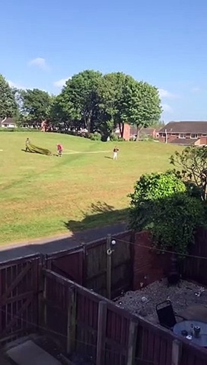 Ils ouvrent un parachute et cette fille se fait emporter par le vent