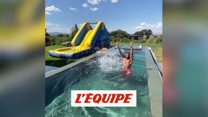 Karim Benzema profite de sa piscine en famille - Foot - WTF