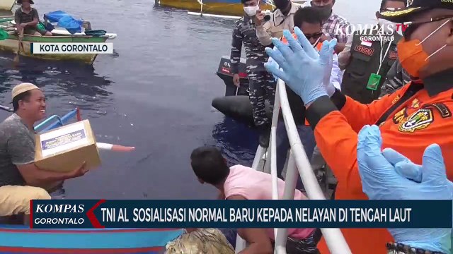 TNI Angkatan Laut Sosialisasikan Normal Baru Kepada Nelayan di Tengah Laut