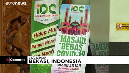 مسلمانان اندونزی پس از هفته‌ها برای نماز جمعه به مساجد رفتند