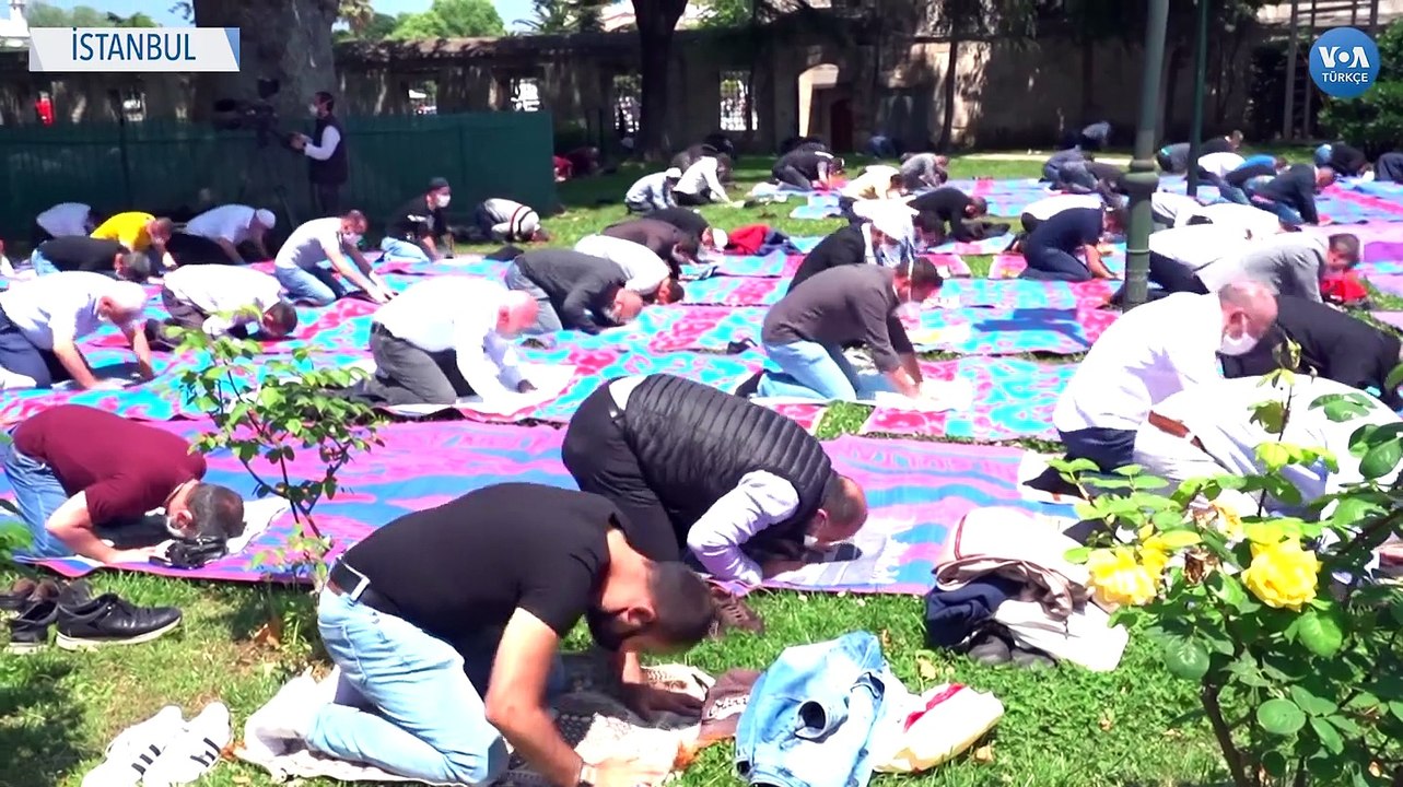 Sultanahmet Camii’nde Sosyal Mesafeli Cuma Namazı