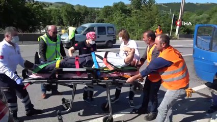 65 yaş üstü annesini memlekete götürürken kaza yaptı: 3 yaralı