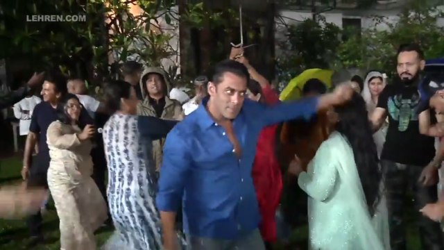 Salman Khan And Swara Bhaskar's CRAZY Dance On Nashik Dhol At Gapati Visarjan
