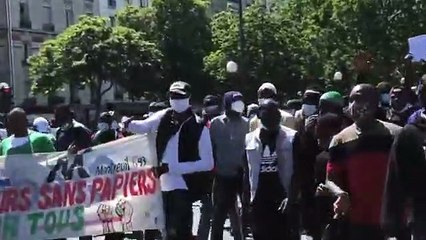 Des centaines de personnes tiennent une manifestation non autorisé au centre de Paris pour soutenir les sans-papiers
