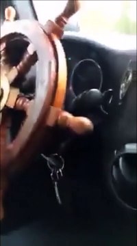 Ce marin a remplacé son volant de voiture et c'est très drôle