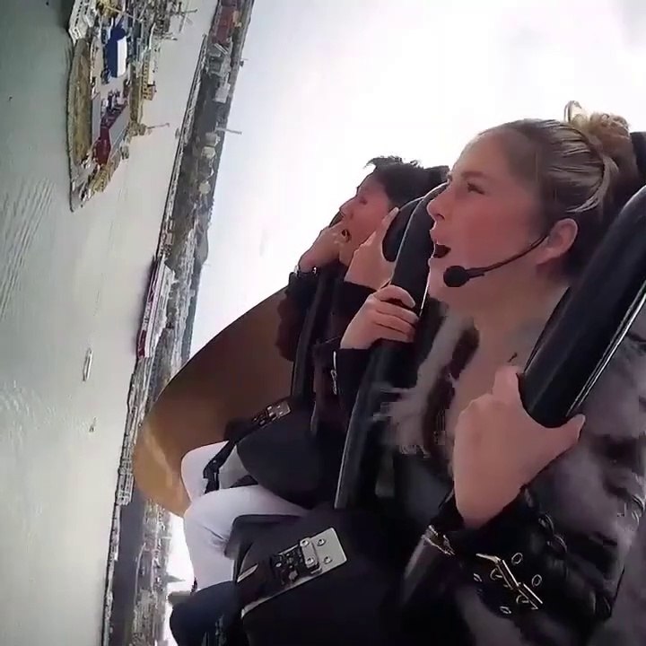 Un manège qui vous fait chuter à 90° à plus de 100 km/h... Dingue