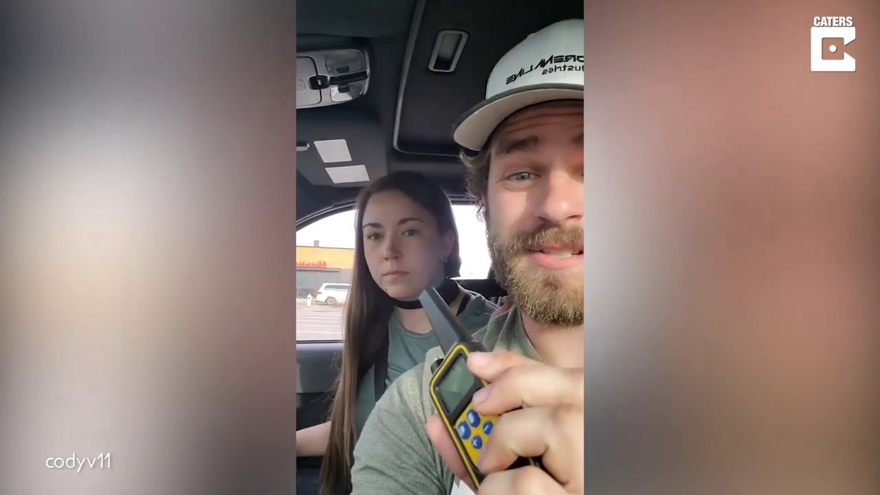 Elle porte un collier électrique pour chien au drive et passe sa commande... Tellement drôle
