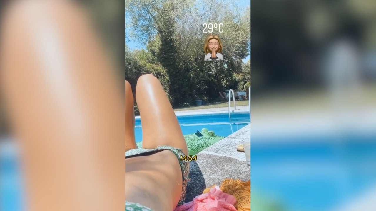 María Pombo da la bienvenida al verano con un baño en la piscina
